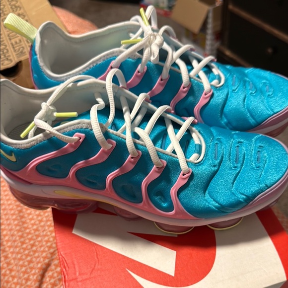 Nike Turquoise Lime and Pink Vapormax - Picture 2 of 5